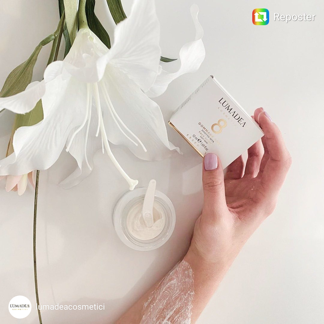 8 Silk Effect Face Scrub